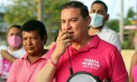 Después de haber sufrido un atentado, el candidato José Alberto Alonso encabezó una marcha pacífica