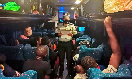 Agentes rescatan en M&eacute;xico a 57 migrantes, entre ellos 16 menores