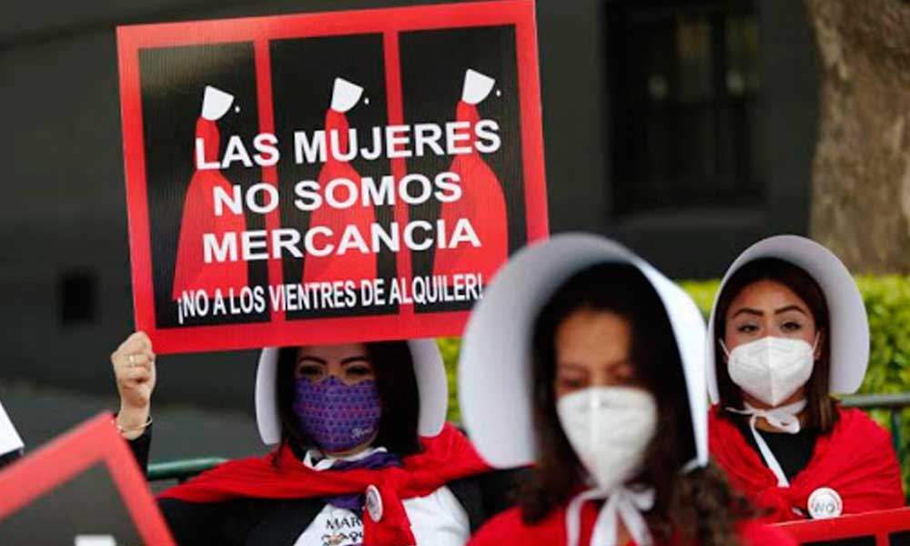 Feministas protestaron contra la SCJN por avalar los vientres de alquiler en México