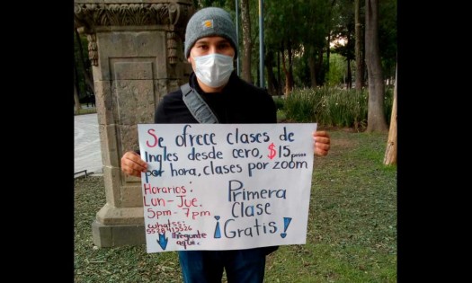 Joven maestro de inglés ofrece clases a 15 pesos en la calle