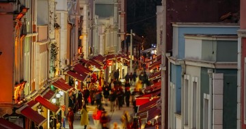 Fotografía de calle con edificios.