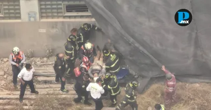 Equipos de rescate trabajan entre escombros tras el colapso parcial de un edificio en demolici&oacute;n cerca del Metro San Antonio Abad, en la alcald&iacute;a Cuauht&eacute;moc.
