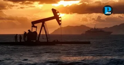 El alza del precio internacional del petr&oacute;leo por tensiones en Medio Oriente podr&iacute;a generar ingresos extraordinarios para M&eacute;xico, pero tambi&eacute;n presionar el precio de las gasolinas.