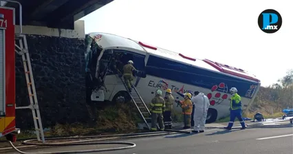 Autob&uacute;s se impacta con pipa en Michoac&aacute;n y deja 29 lesionados