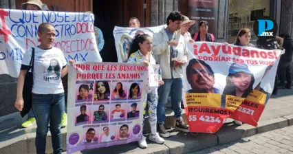 Familias buscadoras y Amnist&iacute;a Internacional se manifiestan en Palacio Nacional para exigir di&aacute;logo y acciones ante la crisis de desapariciones.