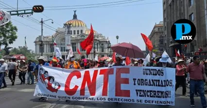 Integrantes de las secciones estatales de la CNTE levantaron las estructuras temporales del campamento para retornar a sus comunidades de origen tras el anuncio de la dirigencia.