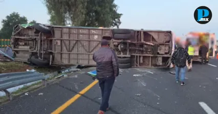 Tragedia en la M&eacute;xico-Pachuca: vuelca autob&uacute;s y deja un muerto y 30 heridos