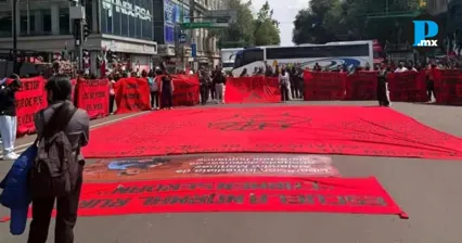 Normalistas de Puebla bloquean Eje Central en Ciudad de M&eacute;xico 