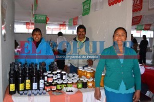Productores de Chilchotla fabrican licor, mermelada y frutas en almíbar