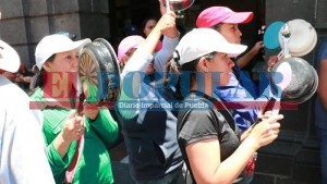 Exigen audiencia a cacerolazos