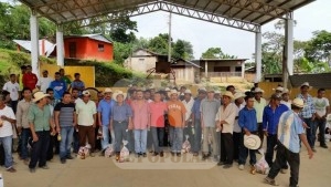 Regala alcalde de Eloxochitlán tequila