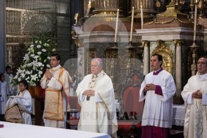 Flores con misa, pide arzobispo