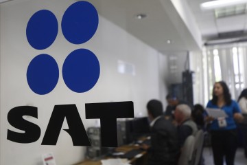 "Baja" el SAT a tres asociaciones civiles