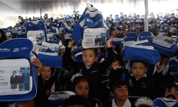 Se apunta Canaive Puebla para repetir entrega de uniformes