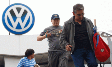 Pactan alza de 4% en Volkswagen, la más baja desde 2010