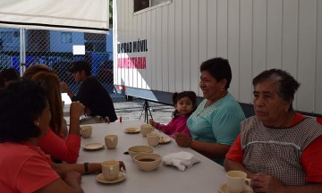 Comen por 10 pesos en comedores comunitarios de Puebla