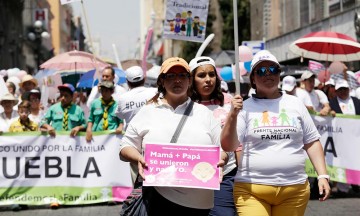 Se unen poblanos a marcha nacional por la familia