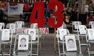 Marcha Puebla en recuerdo a normalistas de Ayotzinapa