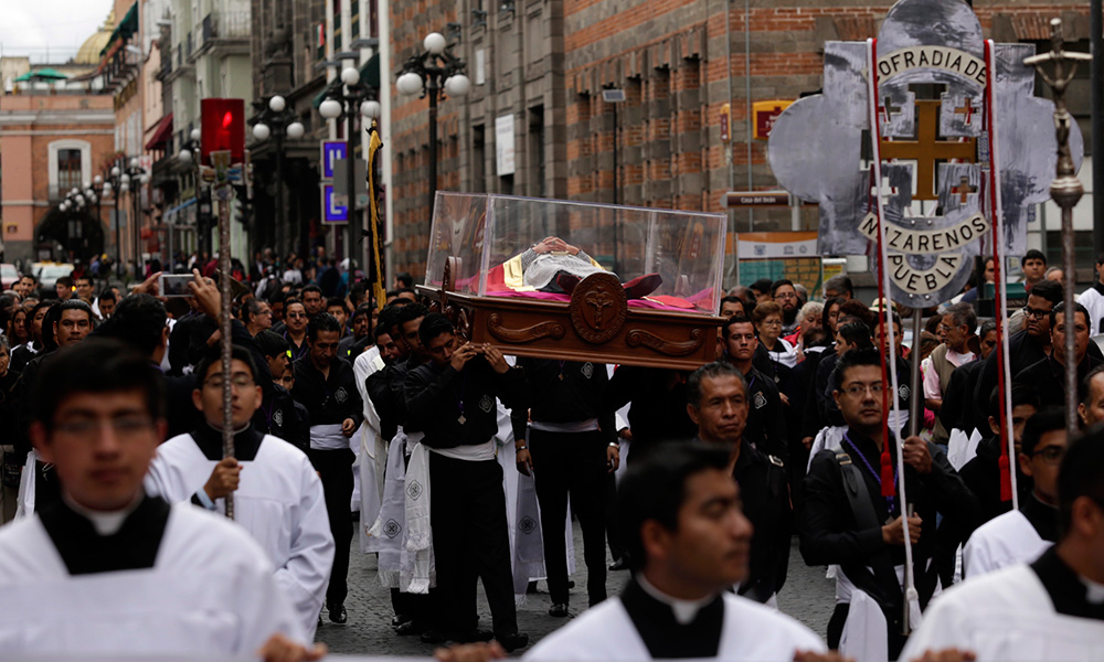 Poblanos muestran su devoción a Juan de Palafox y Mendoza