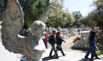 Reciben los poblanos a sus fieles difuntos