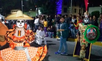 Catrinas y calaveras invaden las calles de Puebla
