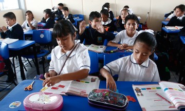 Abandonan a docentes y alumnos en Puebla