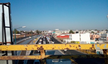 Taxis colectivos bloquean Periférico Ecológico