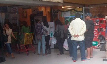 Abarrotan plazas comerciales por compras de pánico