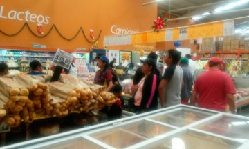 Compran comida preparada, botanas y alcohol para la navidad