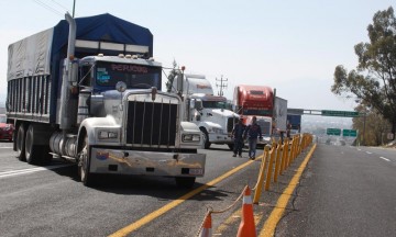 Continúan bloqueos carreteros por alza al combustible