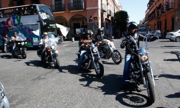 Motociclistas protestan contra el PRI por el gasolinazo