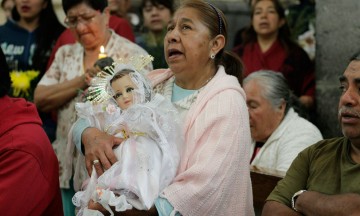 Bendicen a niños Dios