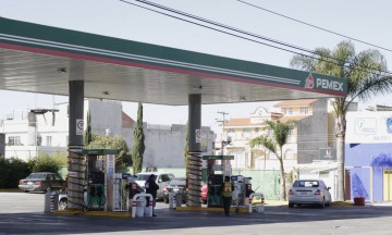 Colectan firmas para frenar alza de combustible