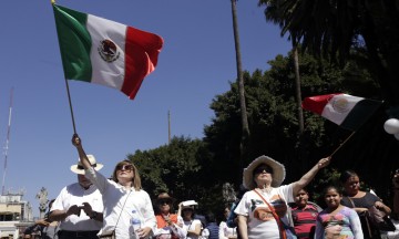 Se suman estadounidenses a movilización contra Trump