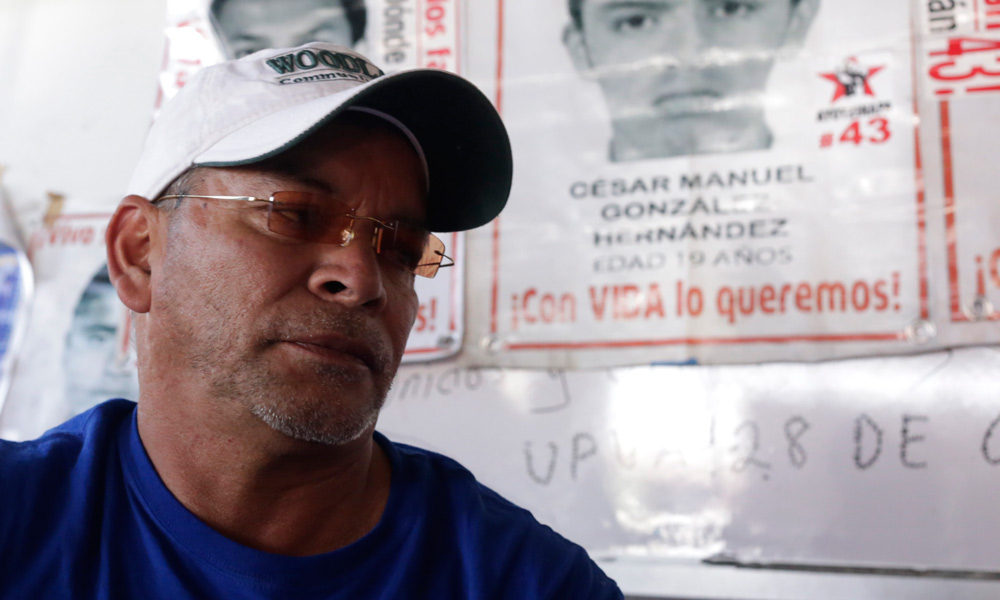 Emplazan los padres de los  43 desaparecidos a la PGR