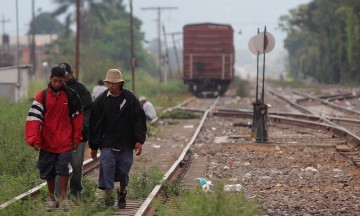 Cambian migrantes a La Bestia por camiones