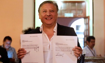 Políticos poblanos, con ADN chapulín