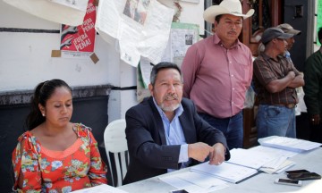 Amagan crucifixión frente al Legislativo