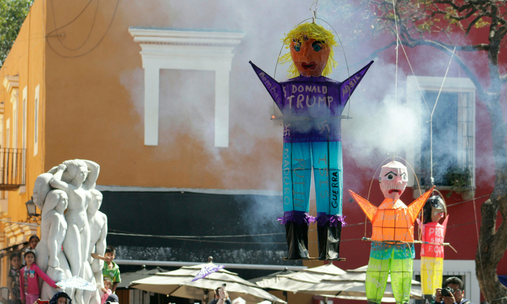 Arden Trump y Moreno Valle en la tradicional quema de Judas