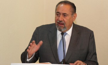 Salvador Escobedo finge legislar