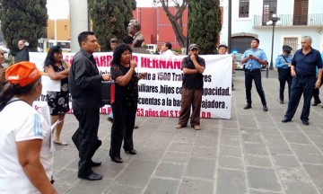 Exigen reinstalación despedidos del ISSSTEP