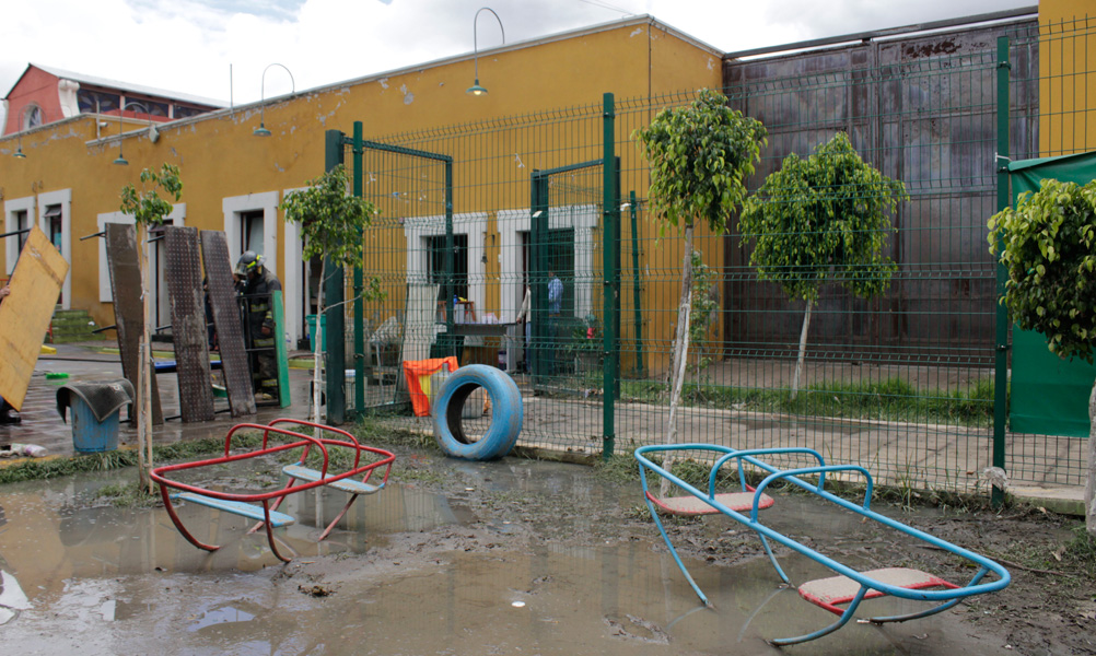 Reprochan continuas inundaciones en kínder “Mariano Escobedo”