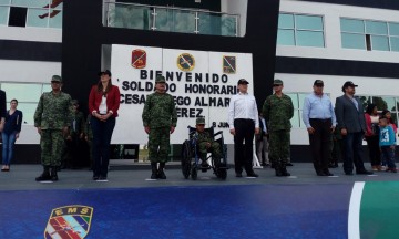 Nombran “soldado honorario” a niño poblano con leucemia