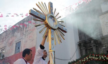 Recorre procesión de Corpus Christi las calles poblanas