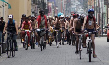 Desfilan ciclistas y comunidad LGBTTTI; exigen respeto