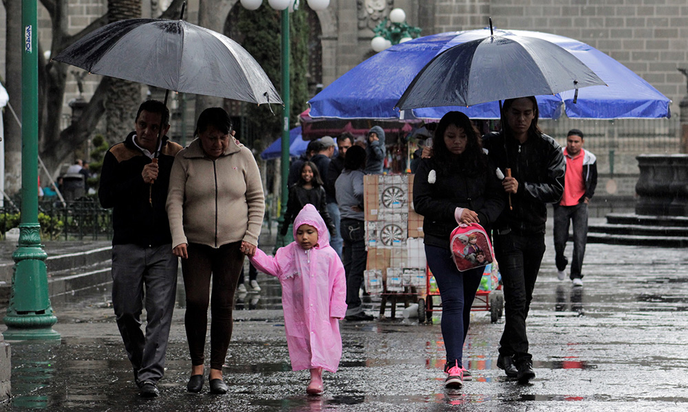 Resienten poblanos la lluvia veraniega