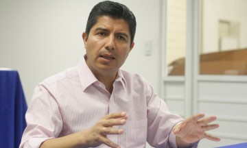 "Creo en la crítica de los medios; Moreno Valle, no"