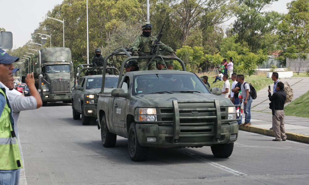 Observan poblanos caravana de exhibición del Ejército Mexicano