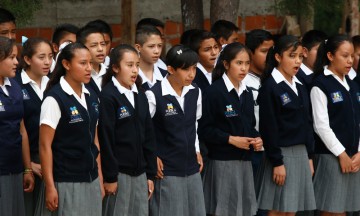 Acusan cobros indebidos en secundaria en Momoxpan