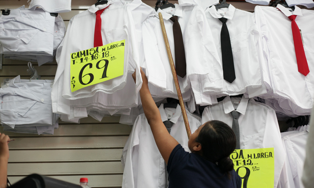 Gastan poblanos más de mil pesos en uniformes escolares